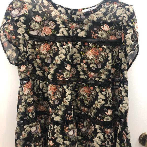 ***SOLD***Ro and de inset trim wing blouse - Picture 3 of 4